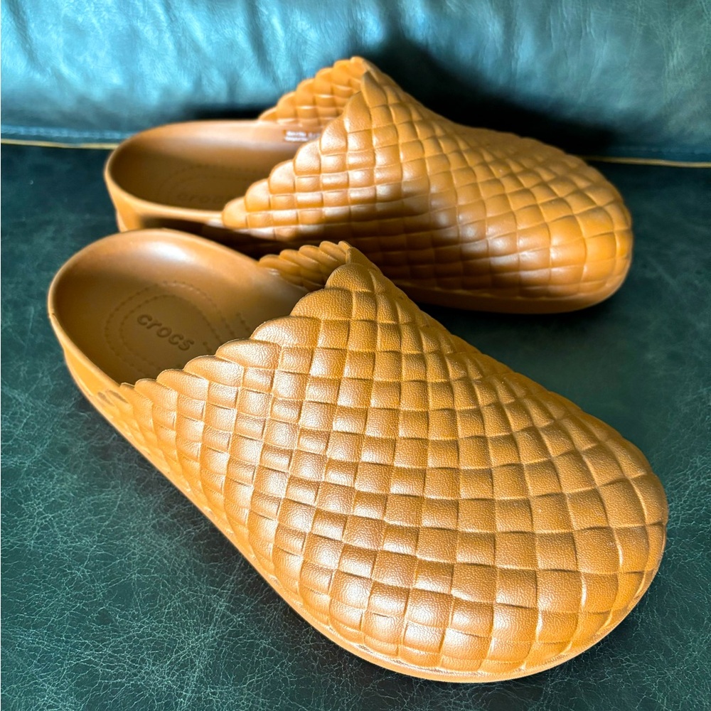 Crocs faux basket weave clogs